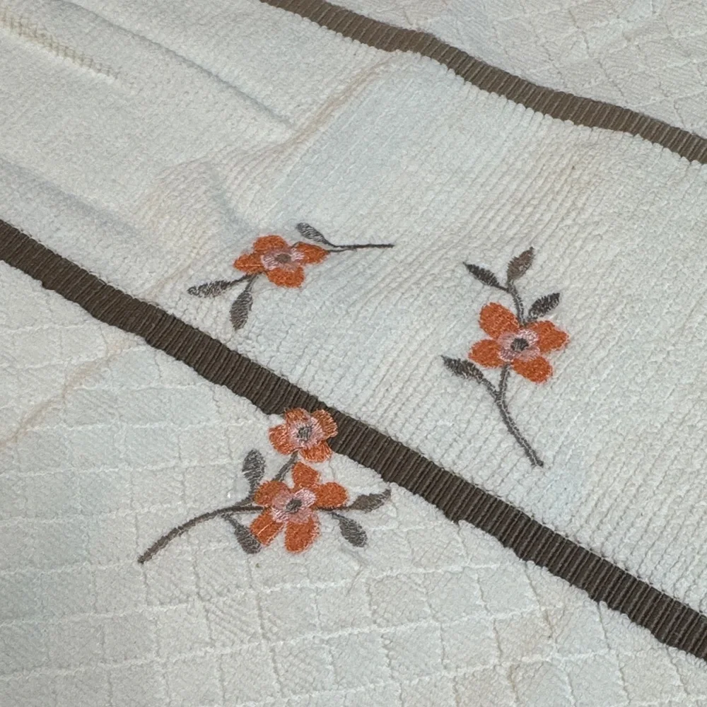 Kohl's Coral and White floral Embroidered Bath Towel set NWT